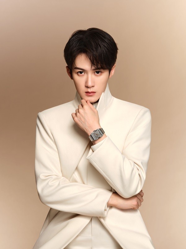 1744808561521856.jpg 02 檀健次演繹全新Anatom拱形系列高科技陶瓷腕表.jpg
