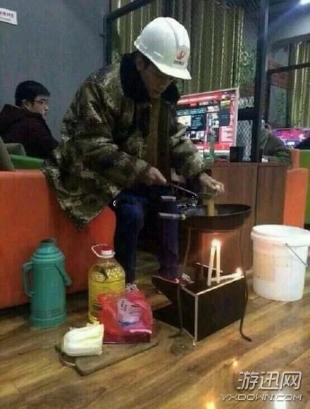 史上“最強(qiáng)”LOL網(wǎng)吧玩家誕生!刷牙、泡腳還自己做飯 史上最強(qiáng)玩家和女友在網(wǎng)吧搭床 看來就快當(dāng)眾啪啪啪了