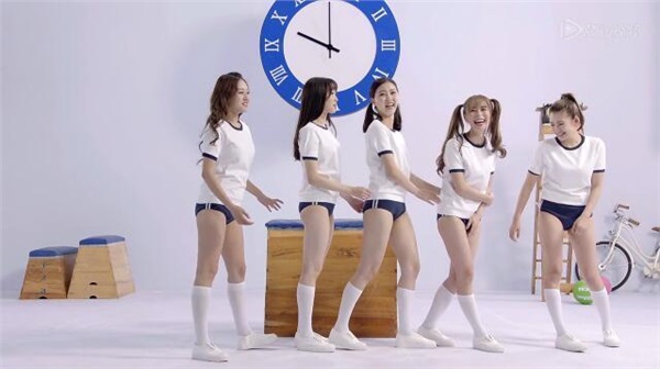 王思聰調(diào)教女神打造大長(zhǎng)腿 首個(gè)綜藝秀驚現(xiàn)馬賽克 王思聰調(diào)教女神打造大長(zhǎng)腿 首個(gè)綜藝秀驚現(xiàn)馬賽克