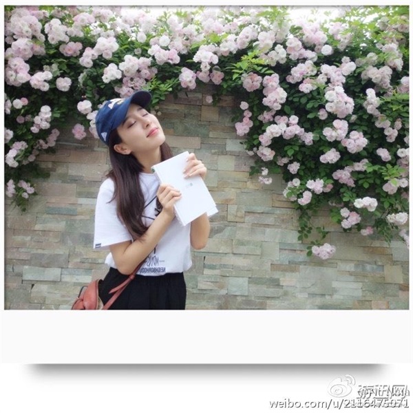 LPL美女主持微博曬新照 電競(jìng)林志玲化身龍蝦終結(jié)者?