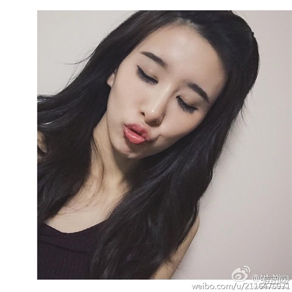 LPL美女主持微博曬新照 電競(jìng)林志玲化身龍蝦終結(jié)者?