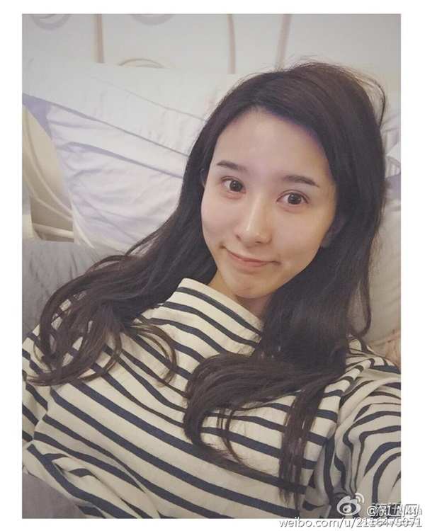 LPL美女主持微博曬新照 電競(jìng)林志玲化身龍蝦終結(jié)者?