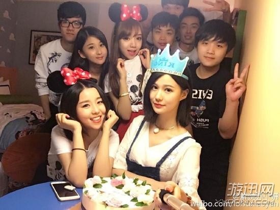 莫非要復(fù)合了?微笑等好友陪蘇小妍迪士尼慶生
