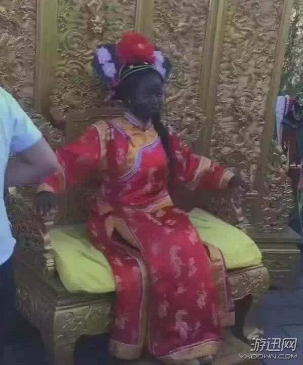 妹子,穿成這樣開車真的好嘛?爆笑內(nèi)涵囧圖(219)