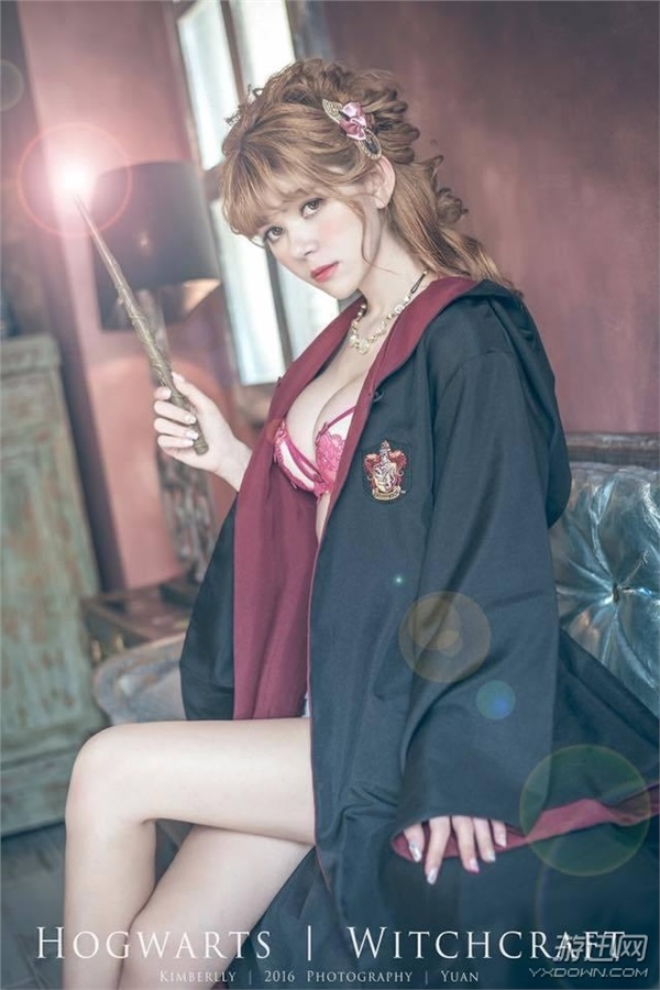 臺灣極品混血ShowGirl曬私照 網(wǎng)友:女體版哈利“波”特 臺灣極品混血ShowGirl曬私照 網(wǎng)友:女體版哈利“波”特