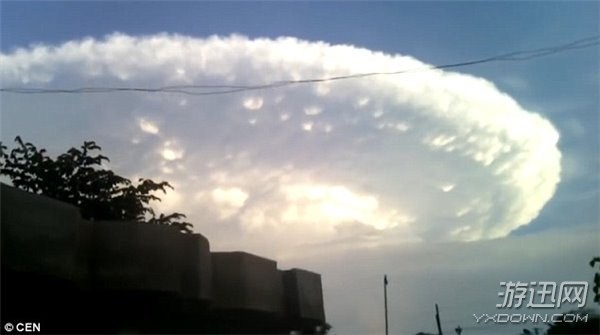 迷之巧合?美國(guó)獨(dú)立日現(xiàn)積云神似《獨(dú)立日2》外星人飛船