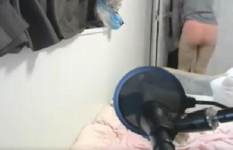 又有女主播“忘關(guān)”攝像頭了!紳士強勢圍觀換衣全程 又有女主播“忘關(guān)”攝像頭了!紳士強勢圍觀換衣全程