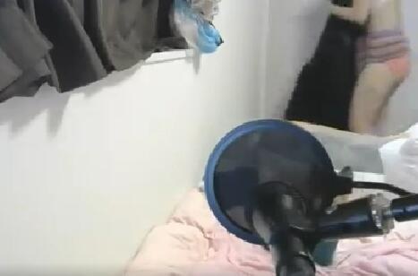 又有女主播“忘關(guān)”攝像頭了!紳士強勢圍觀換衣全程 又有女主播“忘關(guān)”攝像頭了!紳士強勢圍觀換衣全程