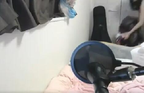 又有女主播“忘關(guān)”攝像頭了!紳士強勢圍觀換衣全程 又有女主播“忘關(guān)”攝像頭了!紳士強勢圍觀換衣全程